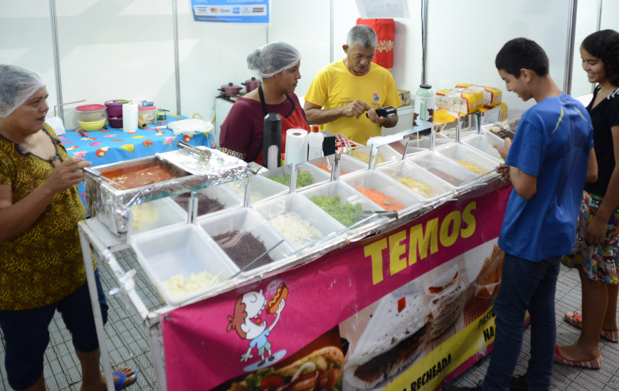 Comerciantes da Capital conseguem renda extra com apresentações de Natal