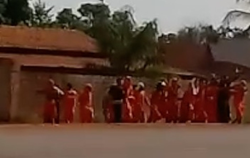 Presos se rebelaram dentro da escola do presídio e levaram reféns ao fugir