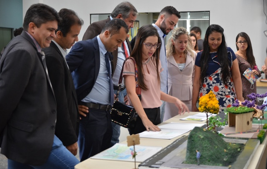 Exposição acontece no hall de entrada da Câmara