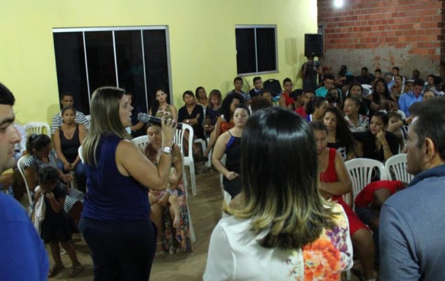 Pré-candidata em reunião no Taquari