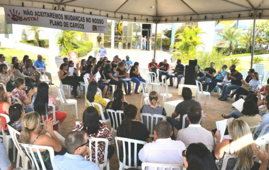 Servidores se mobilizam em frente do TJTO