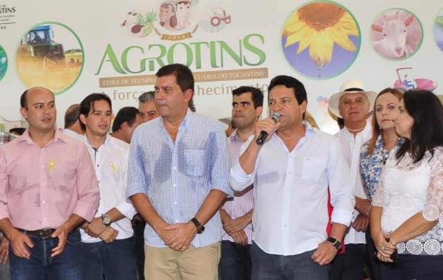 Osires discursa no palanque