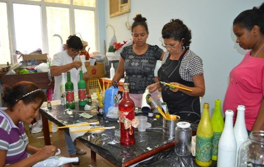 Pacientes e acompanhantes participam dos cursos