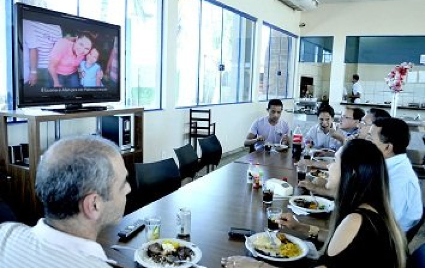 Luana assiste programa