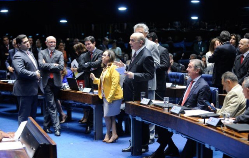 Senadores votam pontos da reforma política