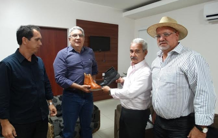 Prefeito e donos da empresa fecharam negócio