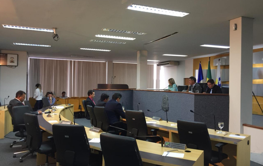 Vereadores votam texto final do relatório.