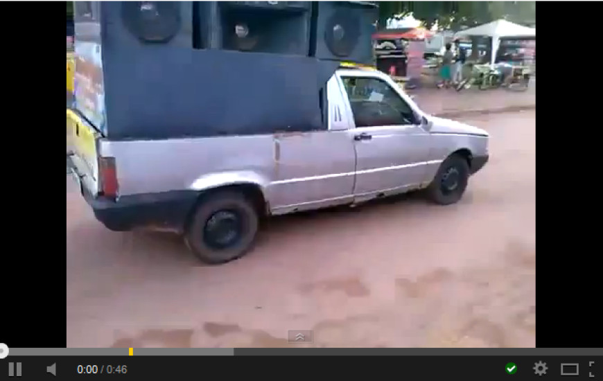 Carro de som convidava pessoas para churrasco