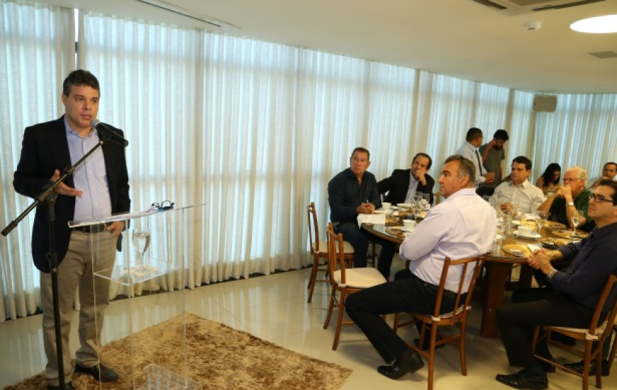 Candidato é recebido na Fieto para café com empresários