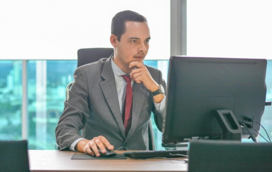 Professor e advogado Nile William.