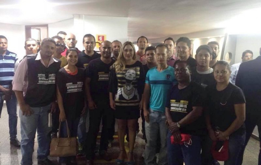 Deputada conversa com aprovados no concurso