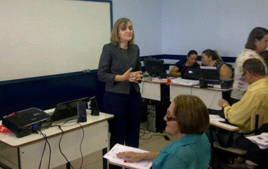 Secretária reúne gestores