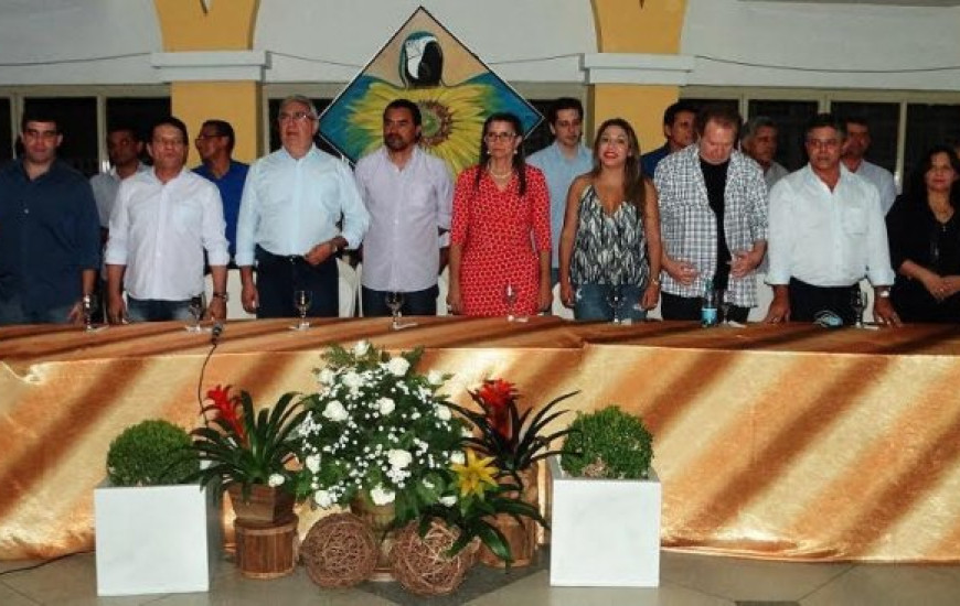 Deputados participam de entrega de escrituras