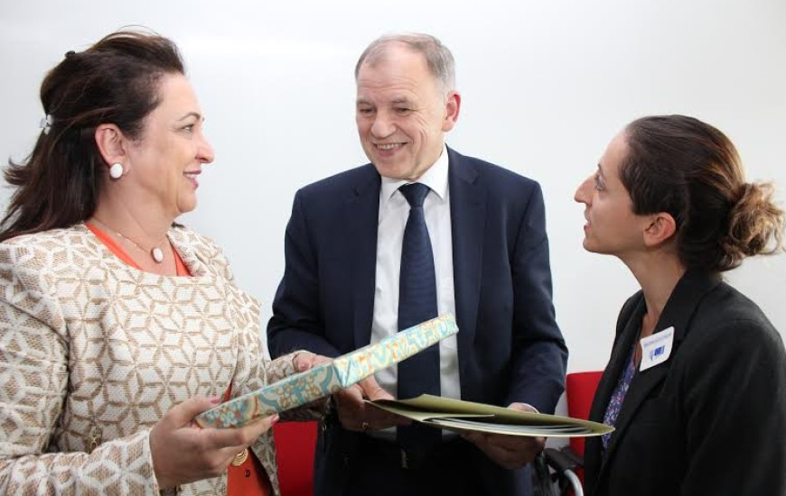 Ministra e comissário europeu se reúnem
