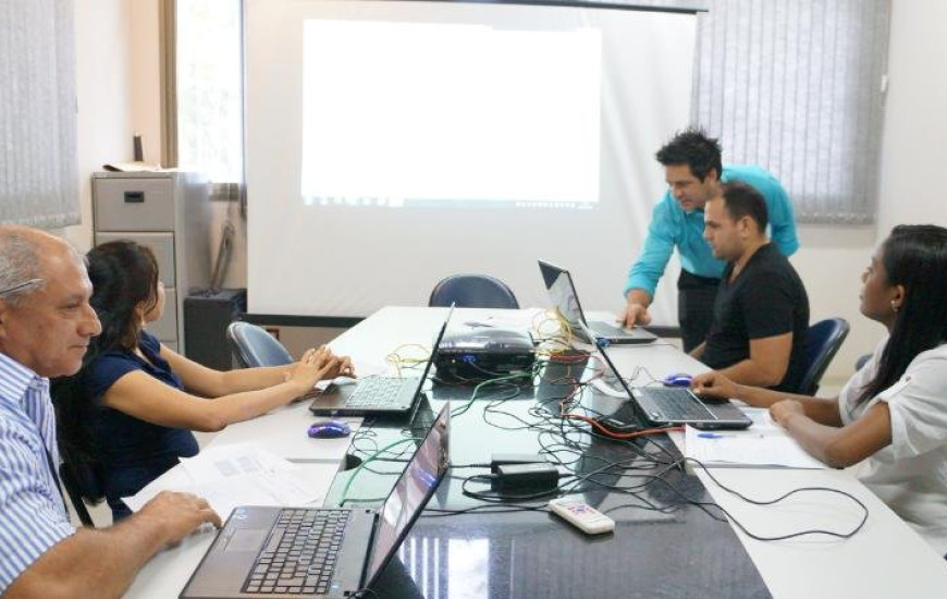 Colaboradores passam por treinamento