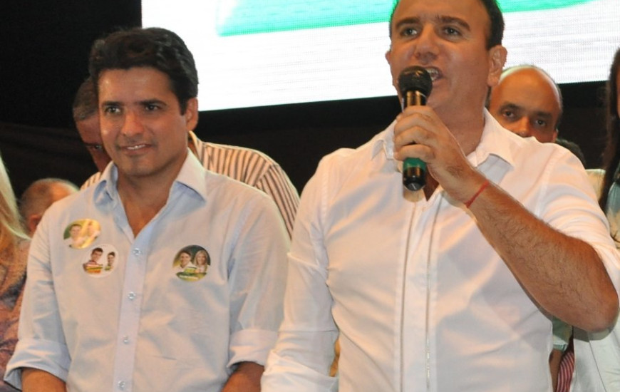 Eduardo discursa durante campanha de Lelis