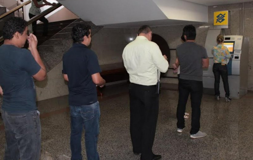 Servidores podem sacar dinheiro