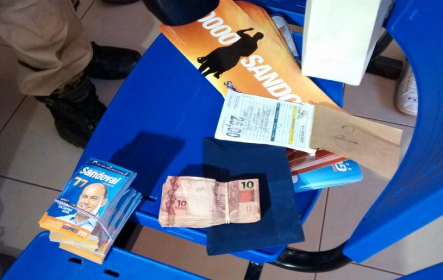 Santinhos, dinheiro e requisições apreendidas