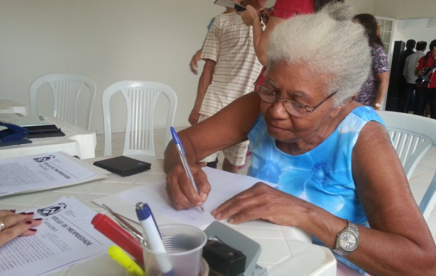 Dona Cipriana, 1ª a receber o título de moradia