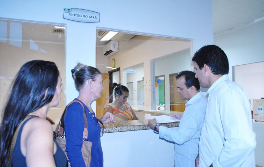 Vereadores protocolando pedido no MPE