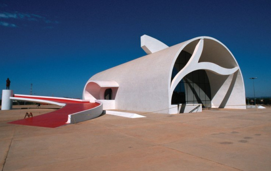 Cartão postal do Estado com equipamentos quebrados