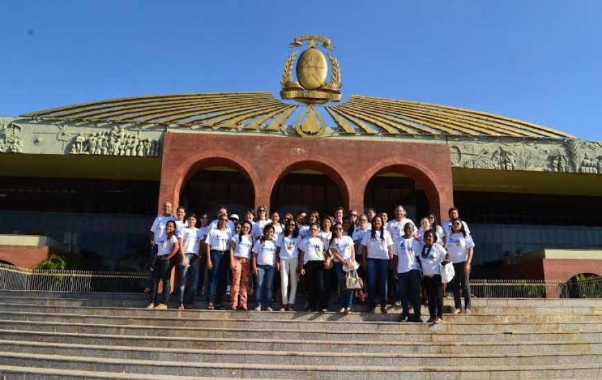 Categoria luta por cumprimento de carga horária