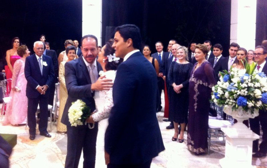 No altar, Kátia Abreu e Moisés: Dilma ao fundo