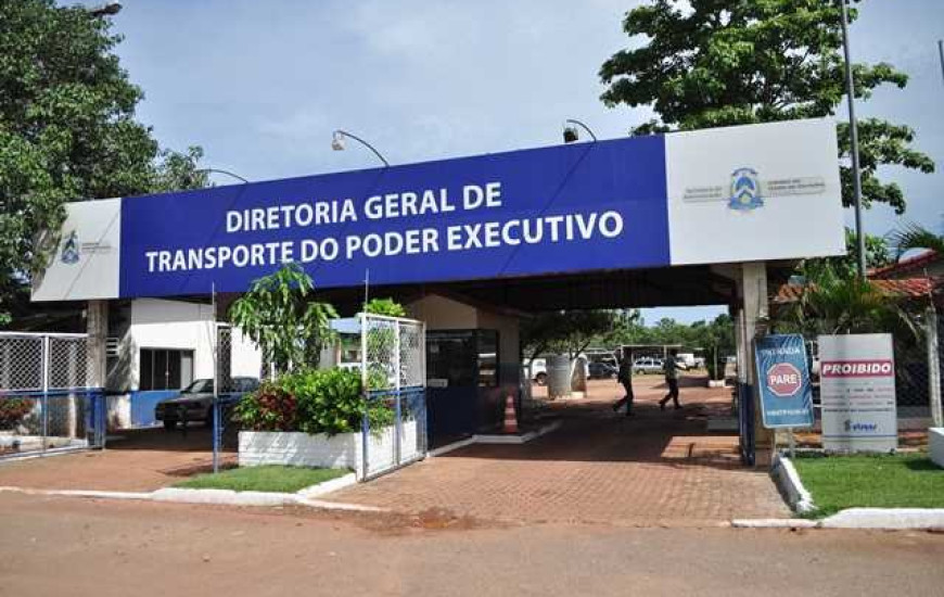 Governo suspende abastecimento de carros oficiais