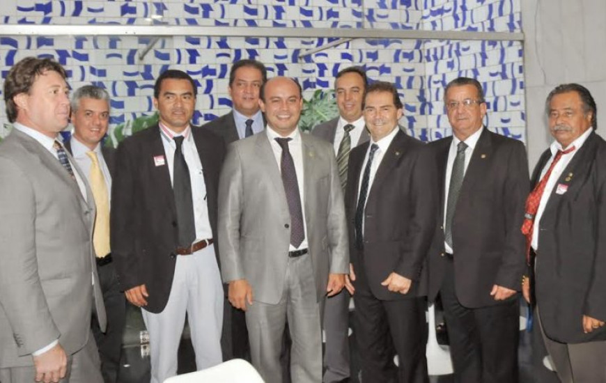 Sandoval é recebido por líderes