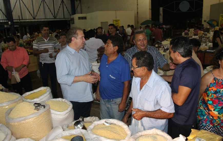 Candidato pediu votos aos feirantes 