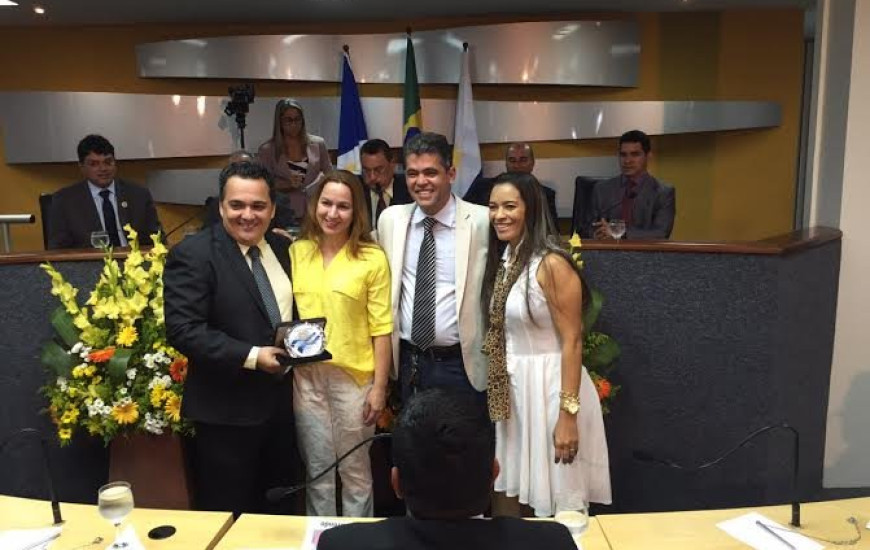 Vereador homenageia pastor e esposa