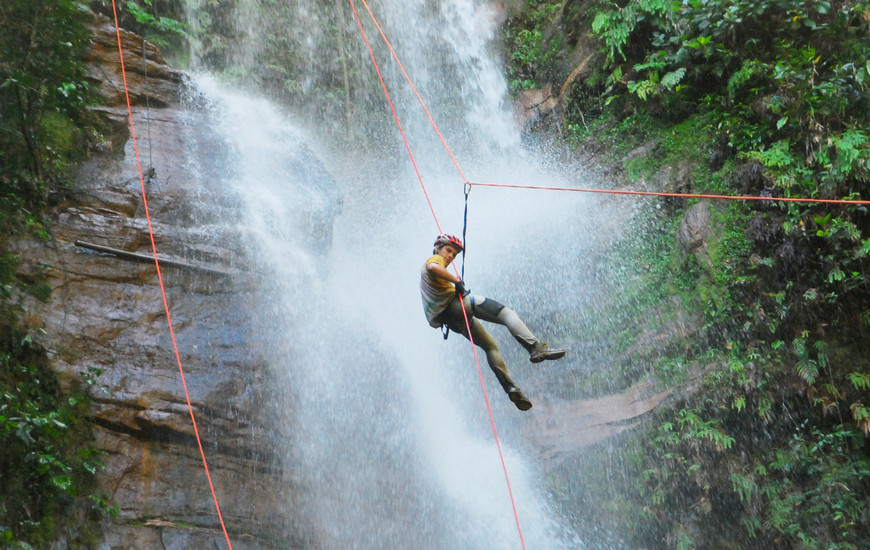 Rapel na Cachoeira da Roncadeira