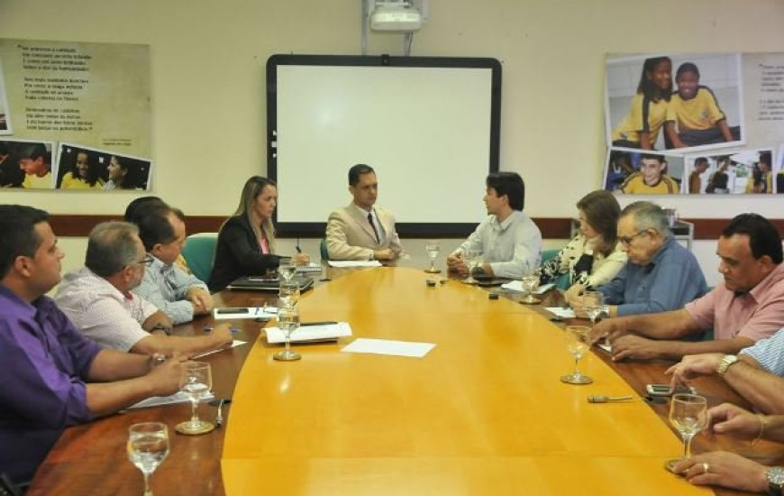 ATM cobra repasses da Educação e Saúde