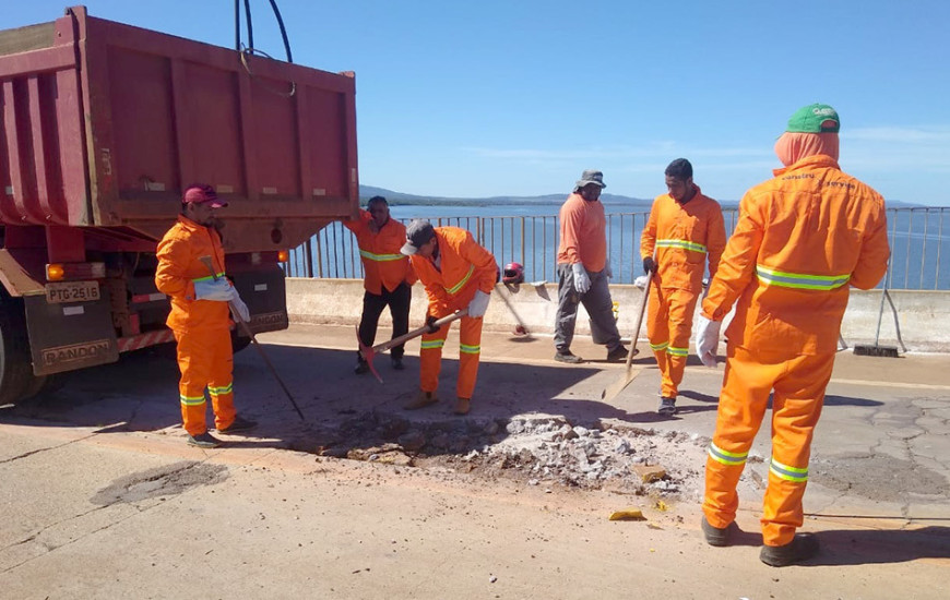 Manutenção da ponte iniciou com a remoção do concreto danificado 