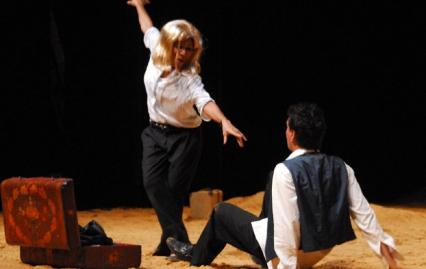 A peça teatral traz uma linguagem cinematográfica