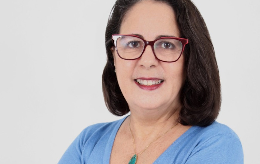 Escritora Celina Bezerra descobriu na literatura uma forma de ajudar na inclusão