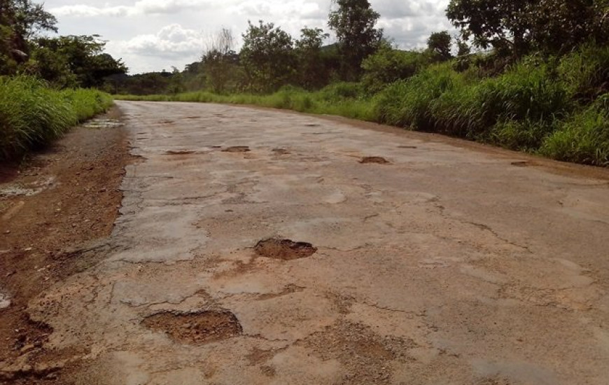 Estrada esburacada dificulta tráfego na divisa