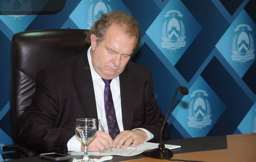 Carlesse assina pacote de medidas.