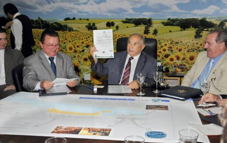 Governador assina ordem de serviço