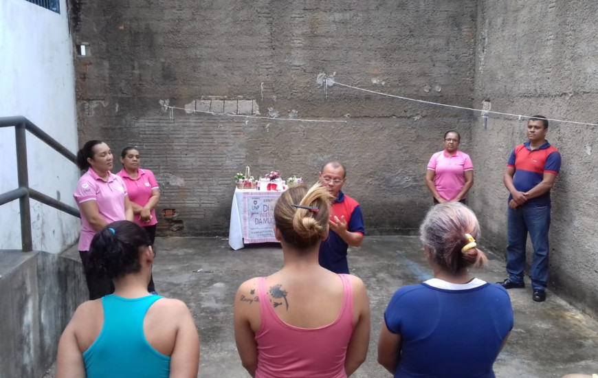 Reeducandas assistindo a palestra
