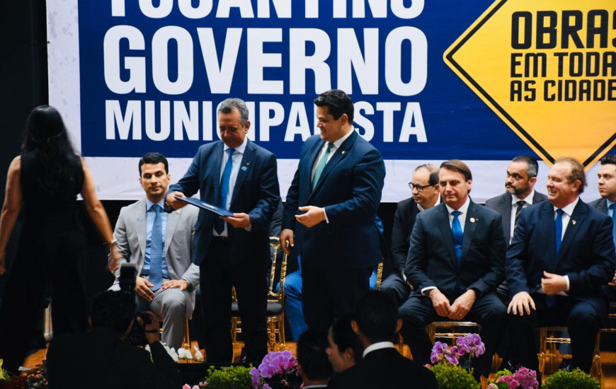 Andrade entrega título a Alcolumbre