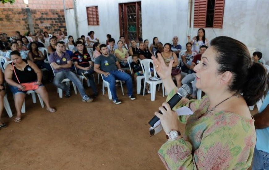 Senadora na reunião com moradores