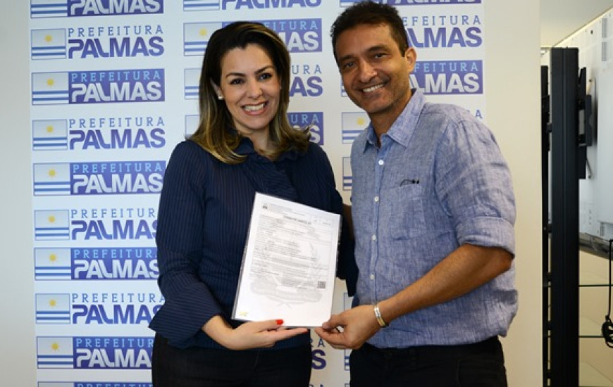 Cinthia entrega documentação emitida a partir do novo decreto