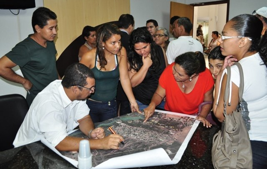 Moradores discutem regularização com Elias Martins