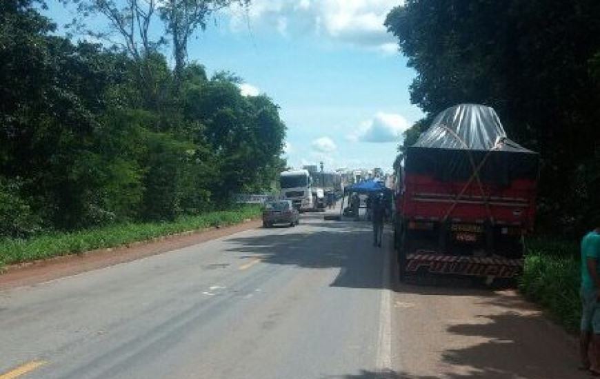 2 km da BR-153 ficou interditado em manifestação.