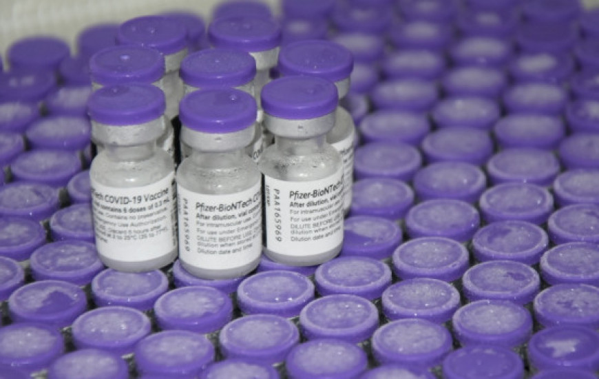 Doses da Pfizer são para reforço de profissionais da saúde e idosos