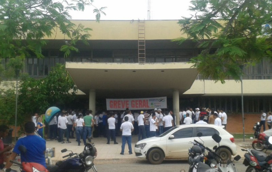 Candidatos protestam com apitos e fazem panelaço