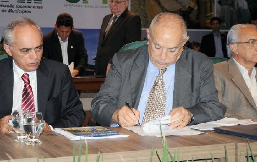 Siqueira assinou convênios
