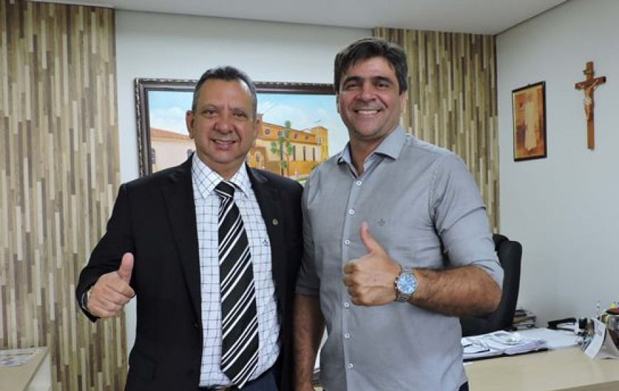 Prefeito é recebido pelo deputado em seu gabinete, em Palmas