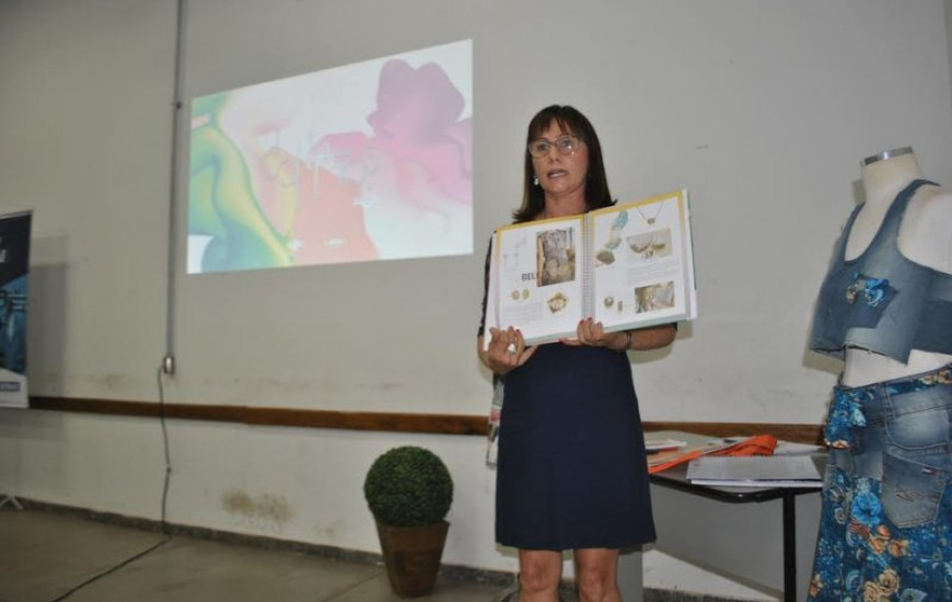 Participantes recebem material didático